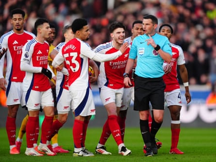 Referee Michael Oliver surrounded by Arsenal players after sending off Myles Lewis-Skelly against Wolves