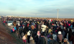 Syrians make their way to the Esselame border gate
