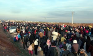 Syrians make their way to the Esselame border gate