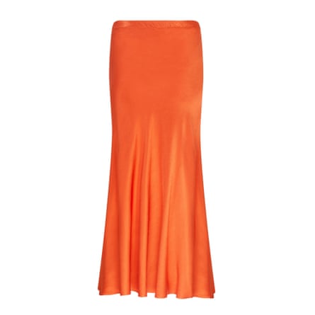 длинная юбка оранжевого цвета по косой
