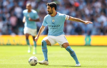 Ilkay Gündogan pada bola selama final Piala FA