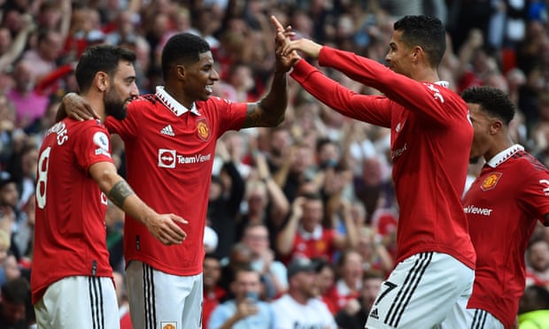 Bruno Fernandes y Cristiano Ronaldo celebran con el máximo goleador Marcus Rashford.