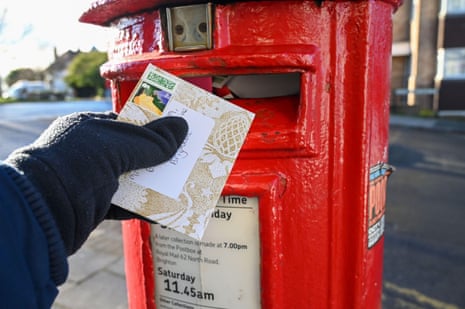 ब्रिटेन में दिसंबर 2022 की रॉयल मेल हड़ताल के दौरान ब्राइटन में एक लाल पोस्ट बॉक्स से क्रिसमस कार्ड पोस्ट किए जा रहे हैं।