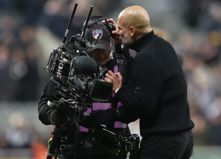Pep Guardiola không hài lòng đối mặt với người quay phim sau tiếng còi mãn cuộc tại St James’ Park.