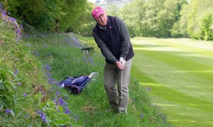 Le journaliste du Guardian Vic Marks en photo au Okehampton Golf Club mercredi, jouant sa première partie de golf depuis que les restrictions de Covid-19 ont été assouplies.