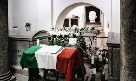 Mussolini'nin doğum yerine giden hacılar, yeni Başbakanın aşırı sağ İtalya'yı diriltmesi için dua ediyor | Giorgia Meloni 1 Predappio'daki Mussolini ailesinin mezarı