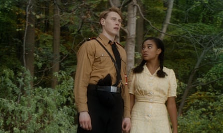 Leyna (Amandla Stenberg) and Lutz (George MacKay) in Where Hands Touch