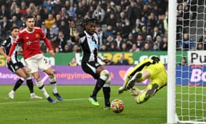 David De Gea saves a shot from Allan Saint-Maximin