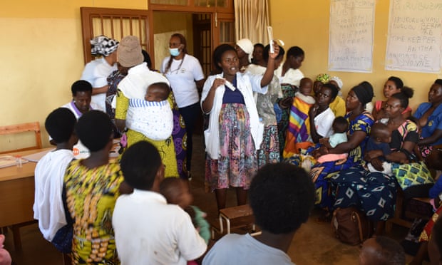 Une séance d'éducation sanitaire où la sage-femme Patricie Mukarukundo tient un écouvillon et explique comment l'utiliser pour tester le VPH, Rwanda.
