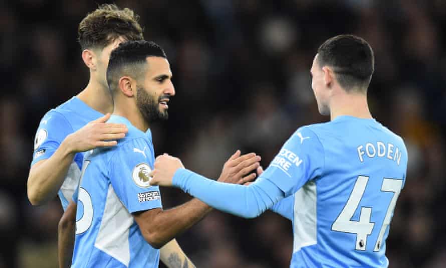 Riyad Mahrez (centre) célèbre avec Phil Foden après avoir marqué le quatrième but contre Leeds.