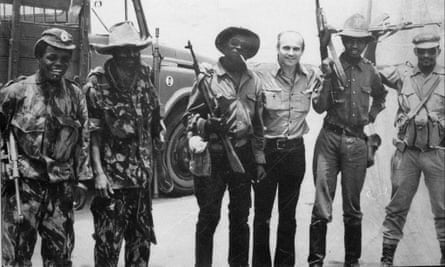 Ryszard Kapuściński and soldiers in Angola in 1975.