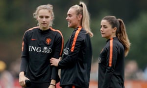 Jill Roord (centre) with Vivianne Miedema (left) and Danielle van de Donk during a Netherlands training session last November.