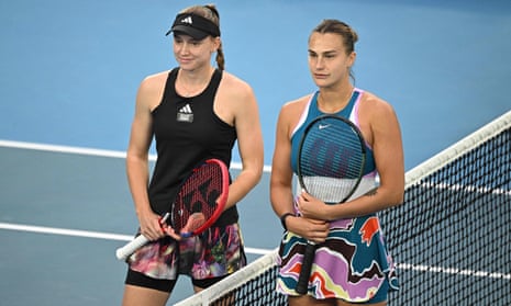 アリーナ・サバレンカ（右）とエレナ・リバキナは、女子シングルス決勝の開始前に写真を撮ります.