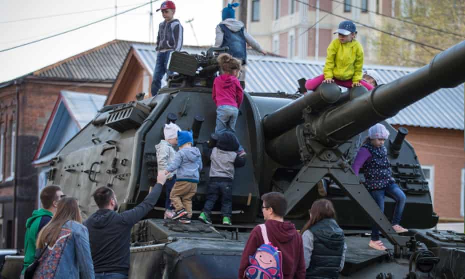 Los niños examinan las armas militares rusas en las calles de Samara tres días antes del Día de la Victoria.