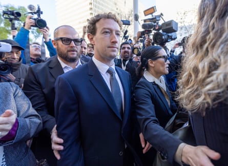 Mark Zuckerberg arrives at the Los Angeles court with two members of his entourage, who are wearing Meta glasses.