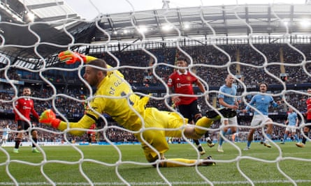Erling Haaland, Manchester City'nin United'dan David de Gea'yı geçerek beşinci golünü kaydetti.