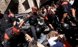 Policías catalanes intentan dispersar manifestantes en Barcelona