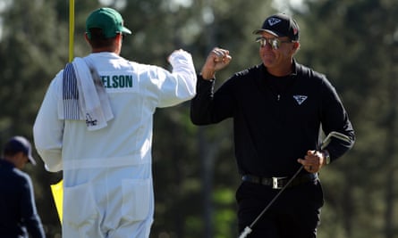 Phil Mickelson dengan caddy-nya di Masters
