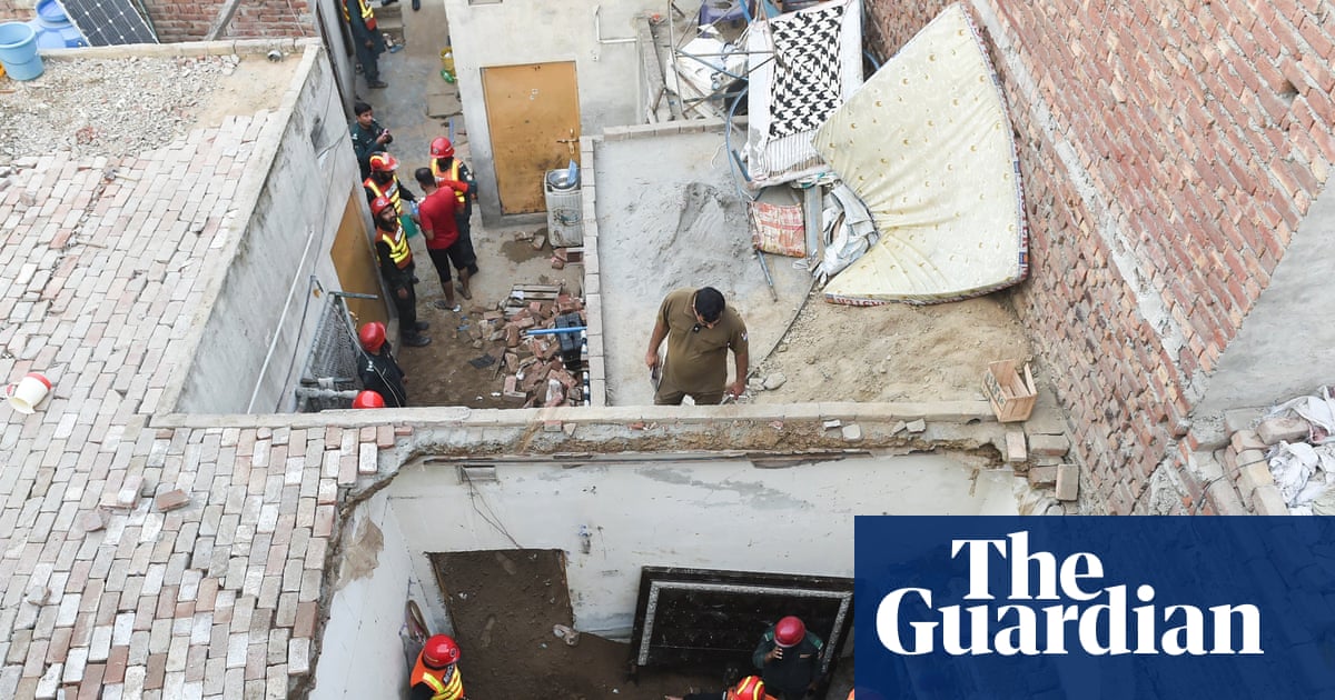 Pakistan roof collapse kills 14 children at tutoring centre