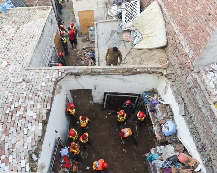 Pakistan roof collapse kills 14 children at tutoring centre