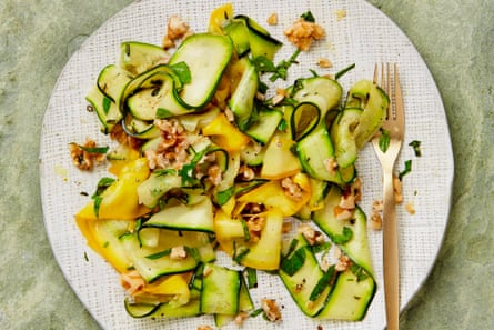 Salade de courgettes, thym et noix de Yotam Ottolenghi.