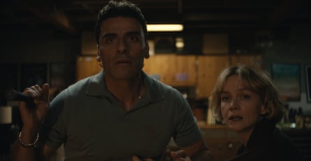 Oscar Isaac as Josh and Carey Mulligan as Lindsay in Beef.