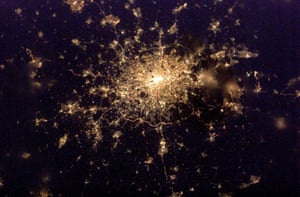 UNDATED HAND OUT PHOTOGRAPH TAKEN FROM INTERNATIONAL SPACE STATION SHOWS LONDON AT NIGHTAn undated hand out photograph taken by the crew of the International Space Station received on February 27, 2003 shows a nigt-time view of London. The picture was taken with a digital camera as the crew raced through space at 17,000 miles per hour (27, 353 kph) and shows a clear view of some of London’s landmarks including the River Thames snaking through the city’s heart and the M25 motorway which encircles the capital. EDITORIAL USE ONLY REUTERS/HO