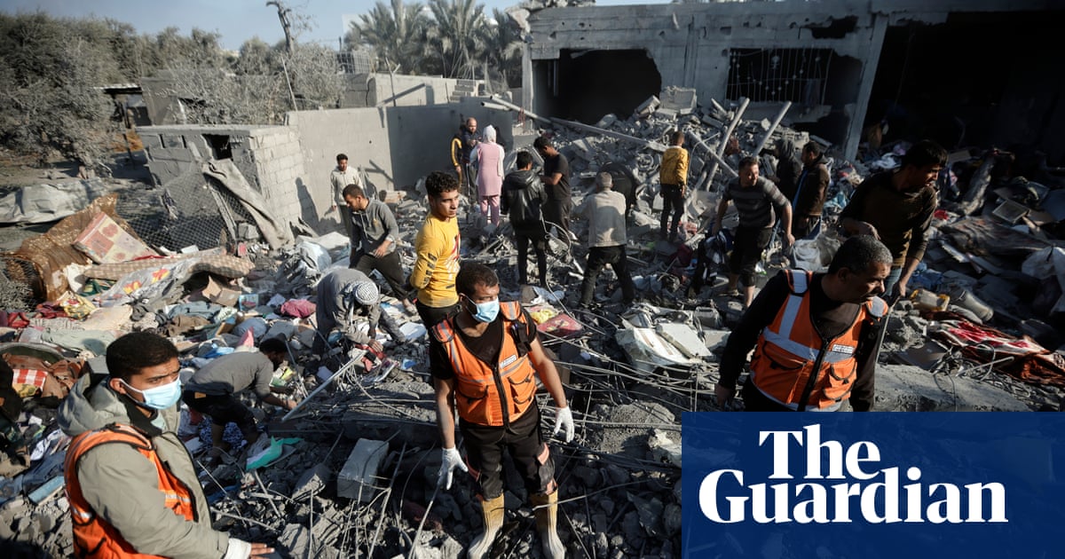 Израелските въздушни удари убиват десетки в Газа с навлизането на войната в новата година
