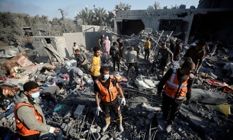 Des gens inspectent les dégâts causés aux bâtiments après les frappes aériennes israéliennes sur Khan Younis.