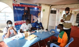 Οι οπαδοί του ποδοσφαίρου του Αμπιτζάν εμβολιάζονται κατά του Covid-19 σε ένα κέντρο εμβολιασμού στο Αμπιτζάν της Ακτής Ελεφαντοστού στις 12 Ιανουαρίου.