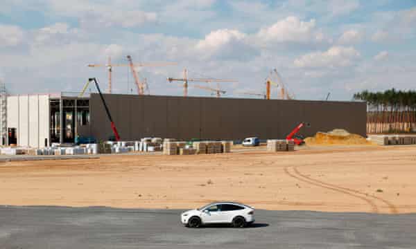 白いテスラ車で現地を視察するマスク氏。