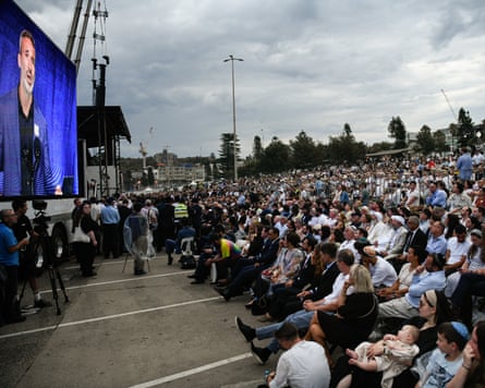 The crowd listens to the speech from Alex Ryvchin of the Executive Council of Australian Jewry.