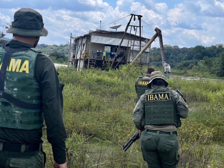 Ibama agents approach a building