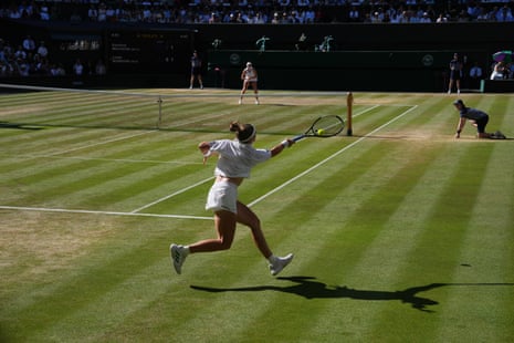 Karolina Muchova hits a forehand to Linda Noskova.