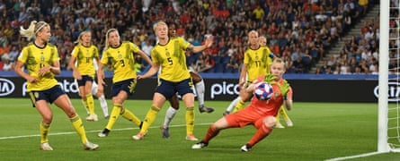 The goalkeeper Hedvig Lindahl was key to Sweden’s victory against Canada.