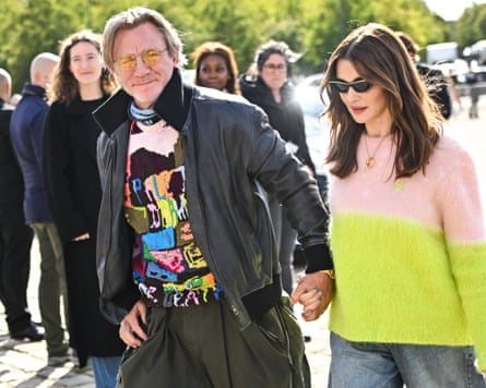 Daniel Craig and Rachel Weisz wearing sunglasses holding hands about to attend a fashionshow in Paris
