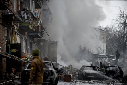 Bombeiros trabalham no local de um bloco de apartamentos destruído por greves em Vyshhorod, perto de Kyiv