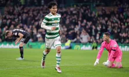 Reo Hatate viert Celtic's vijfde doelpunt tegen St Mirren.