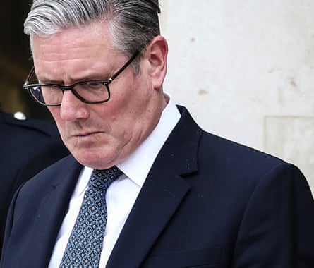 Keir Starmer az Elysee-palota közelében, nemzetközi csúcstalálkozó után készül távozni Párizsban