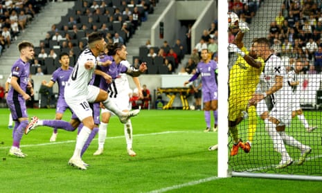 Darwin Núñez goes close for Liverpool