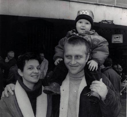 Lejna with her mother and father in 1996.