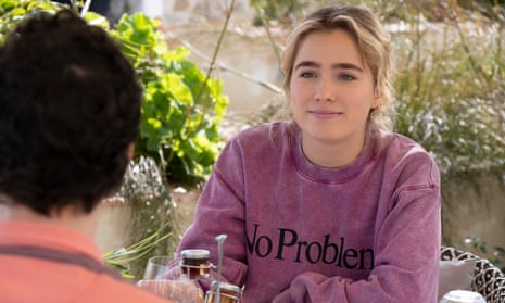 Portia, the wealthy Tanya’s assistant in  White Lotus,  wears an Aries ‘No Problemo’ slogan T-shirt.