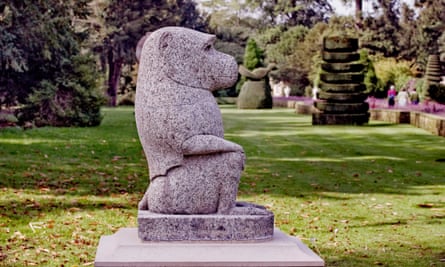 Uno degli antichi babbuini di granito egiziani in mostra a Cliveden