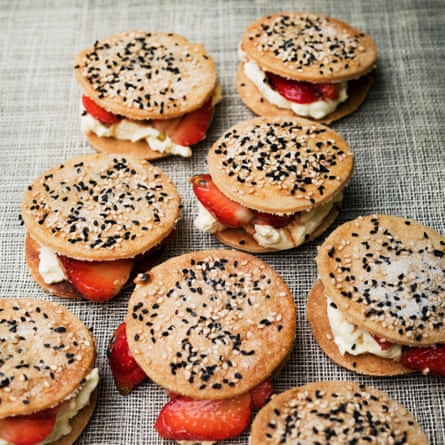 Sesame wafers with strawberries.