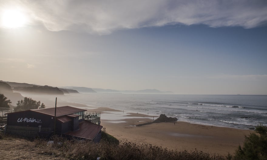 El Peñon de Sopelana beach bar and view of sand and seascape.