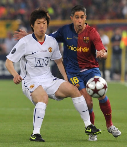 Sylvinho challenges Manchester United’s Park Ji-sung during Barcelona’s 2009 Champions League final win.