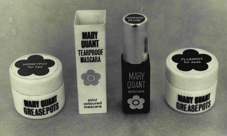 Mary Quant a lancé une ligne de cosmétiques en 1966 avec un emballage simple arborant son logo marguerite.