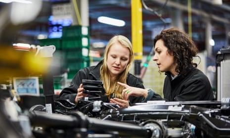 Sophie Wakeford (l), graduate, and Dr Lucia Carassiti, chassis engineer at Jaguar Land Rover