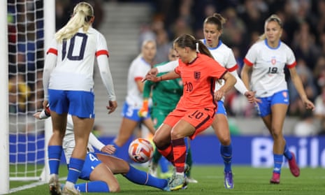 Fran Kirby fights for the ball.