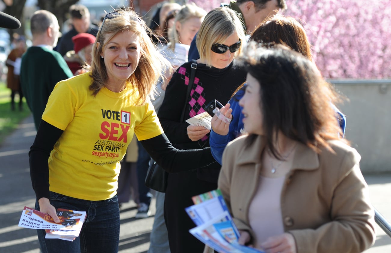 Fiona Patten handing out how to vote cards in 2010.